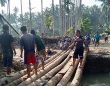 Keempat Kalinya, Warga Mazino Kembali Buat Jembatan Darurat Usai Dihantam Banjir
