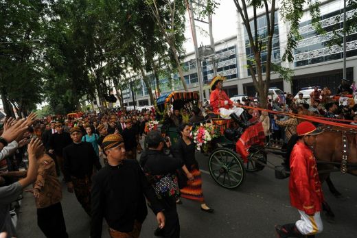 Ribuan Warga Antusias Menunggu Rombongan Presiden Jokowi