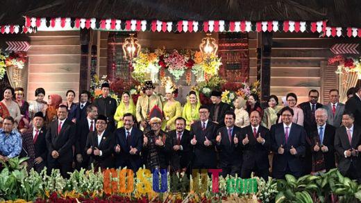 Menteri, Panglima TNI dan Kapolri Kompak ‘Selfie Paten’ di Resepsi Pernikahan Bobby-Kahiyang