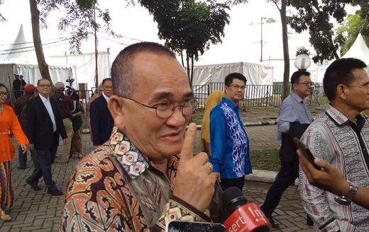 Ruhut Jadi Idola di Pertemuan dengan Relawan Jokowi di Medan