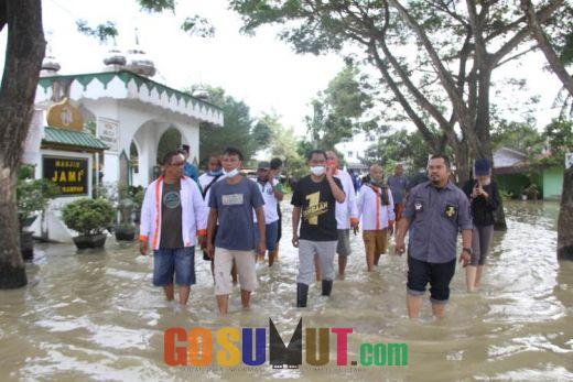 Wiwik Semangati Korban Banjir
