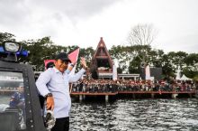 Pj Gubernur Sumut Sangat Terkesan Lihat Antusias Penonton Aquabike Seri Balige