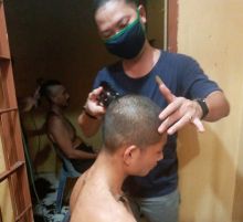 Sambut Tahun Baru, Polsek Torgamba Cukur Rambut Tahanan