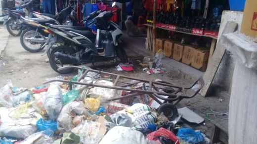 Sampah Menumpuk di Pasar Tigaraja Kawasan Strategis Nasional Danau Toba