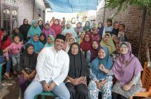 Bobby Nasution Silaturahmi ke Ibu Perwiritan Kampung Nelayan