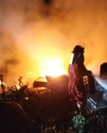 Diduga Korsleting Listrik, Tiga Rumah Warga Sampe Raya Ludes Terbakar