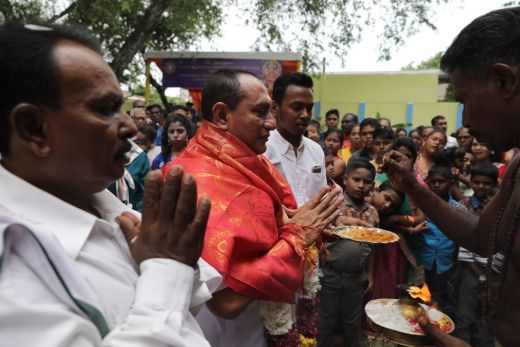 Umat Hindu Sambut Hangat Edy Rahmayadi di Kuil Shri Mariamman
