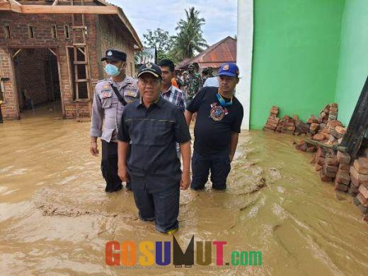Sungai Barumun Meluap, Wabup Palas Tinjau Banjir di Pemukiman Warga