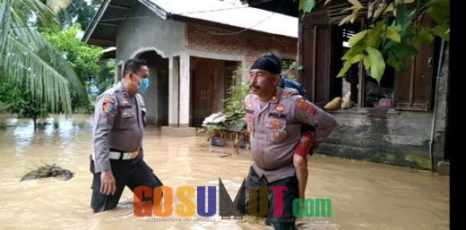 Polres Palas Sigap Bantu Korban Banjir di Kecamatan Barumun Baru