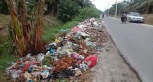 Tumpukan Sampah Di Jalan Umum Seibuluh -Lubuk Bayas  Merusak Pandangan Menuju Objek Wisata