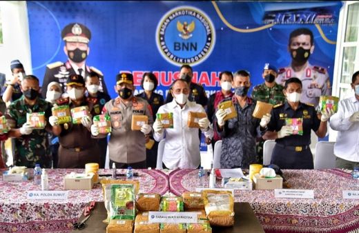 Sumut Peringkat Pertama di Indonesia, Gubernur Edy Serahkan Dana Hibah Rp2 Miliar ke BNN untuk Berantas Narkoba