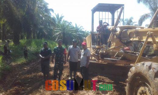 Pembangunan Sarana Fisik Jalan Desa Sepanjang 4200 Meter Dikebut Prajurit  TNI Bersama Masyarakat