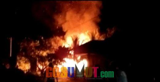 Satu Unit Rumah Warga di Desa Pasar Ipuh Hangus Terbakar