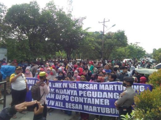 Ratusan Warga Demo Jalan Rusak di Martubung
