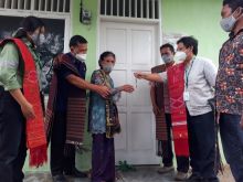 Warga Desa Biusgu Barat Terima Rumah Hasil Program Pembangunan Bedah Rumah PT TPL