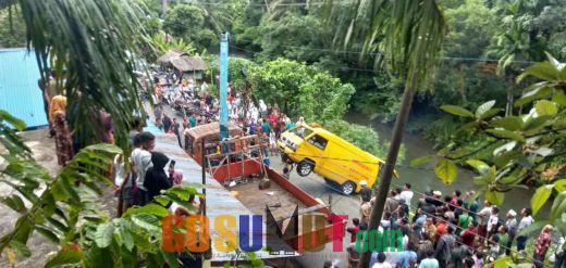Mobil Bertuliskan Emergency Terjun Bebas ke Sungai Sibabangun