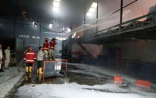 Pabrik Roti Mekar Wangi Terbakar, Kerugian Mencapai Miliaran Rupiah