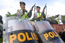 Dikabarkan DPRD Sumut Mau Diserbu, 3 Truk Pasukan Brimob Siap Siaga
