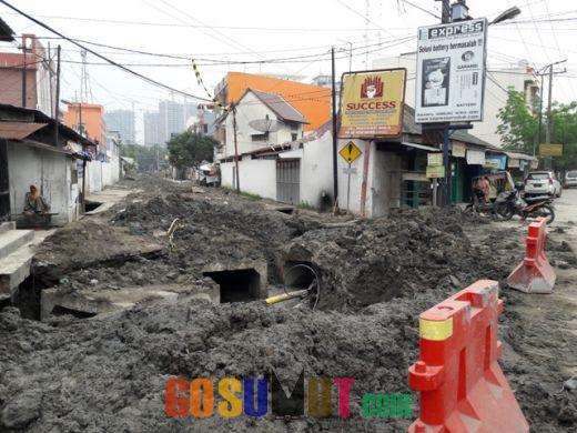 Warga Jalan Mayang Keluhkan Lumpur Drainase yang Menggunung