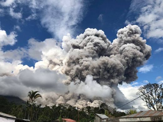 Gunung Sinabung kembali Meletus Luncurkan Awan Panas Sejauh 4,6 Km