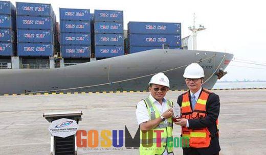 Kapal Raksasa Pertama Sandar di Sumatera