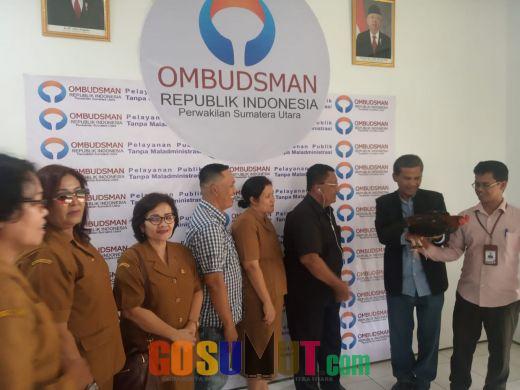 Ombudsman RI Perwakilan Provinsi Sumut Dihadiahi Ayam Jago
