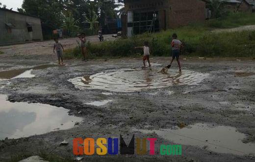 Jalan Desa Seijenggi Jadi Kolam Renang  Anak- anak Saat Musim Hujan