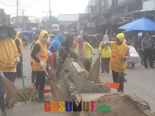 Dinas Lingkungan Hidup Turunkan Truk Sampah di Aksi Bersih-bersih Camat Ransel
