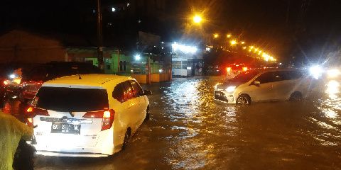 Banjir Capai 80 Centimeter Puluhan Kendaraan Mogok di Jalan Selamat Ketaren