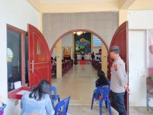 Peduli Kasih, Polres Samosir Turunkan 48 Personil Kawal Ibadah Minggu