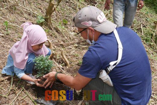 PT. Tirta Sibayakindo Ajak Wisatawan Taman Alam Lumbini Tanam Pohon