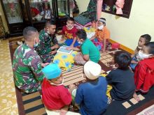 Satgas Kodim 0212/TS Mengaji Bersama Anak-anak Desa Huta Tonga