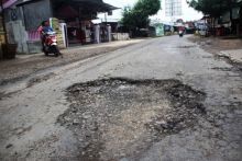 Rawan Kecelakaan,  Pengerjaan Penambalan Jalan Provinsi Siantar - Parapat Lamban