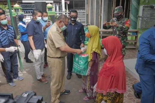 Akhyar Bagikan 300 Paket CSR Indomaret &  PT Sari Husada Kepada Warga Tanjung Mulia