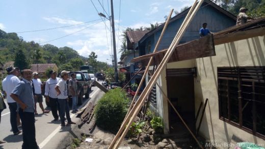 11 Rumah Rusak Dihantam Angin Kencang di Madina
