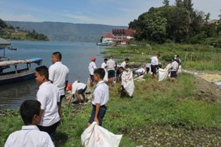 PT Aquafarm Nusantara Libatkan Pelajar Bersihkan Danau Toba
