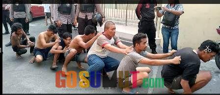 Polrestabes Medan Giring 8 Orang dari Grebek Kampung Narkoba  Jermal