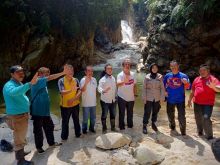 Kapolsek Na IX-X Dampingi Kunjungan Sekda Labura di Desa Batu Tunggal