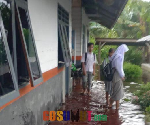 Banjir, Siswa SMP dan SMA Yayasan Yudha Purna tak dapat Belajar