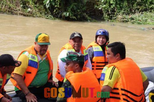 Sekdaprovsu bersama Pemkab Labuhanbatu Gotong-royong Membersihkan Aliran Sungai Aek Tapa