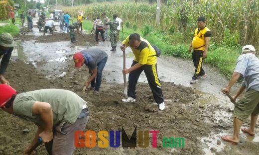 Polsek Kutalimbaru Perbaiki Jalan Rusak Sepanjang 1 KM di Desa Suka Rende