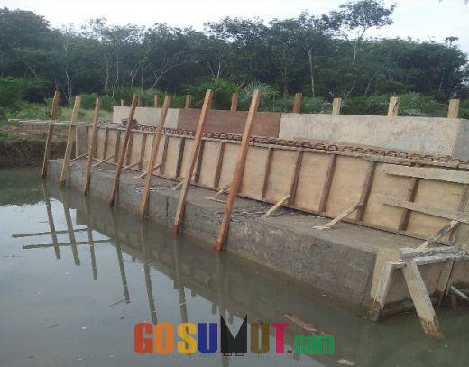 Dikonfirmasi Terkait Proyek Jembatan Desa Ujung Batu Julu,  PPK Dinas Bina Marga Paluta Bungkam