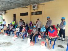 Kapolsek Kampung Rakyat Bagikan Sembako kepada Warga Kurang Mampu
