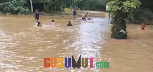Sungai Batang Kumuh Meluap, Akses Jalan Keluar Masuk Desa Terputus