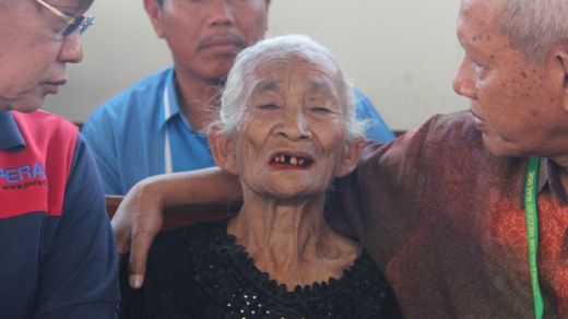 Nenek 92 Tahun Menangis Divonis Bersalah Karena Tebang Pohon Durian