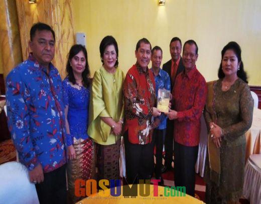 Letjen TNI (Purn) Amir Sembiring serahkan buku Biografi untuk dibaca Bupati Karo