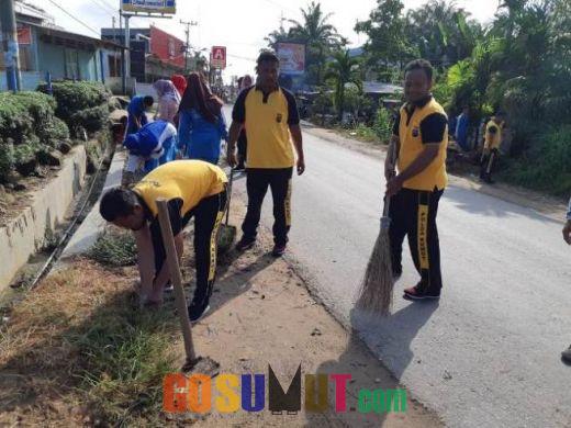 Kapolsek Sei Kanan Bersih-bersih di sekitaran Jalinsum