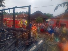 Tiga Rumah Kayu di Madina Hangus Terbakar