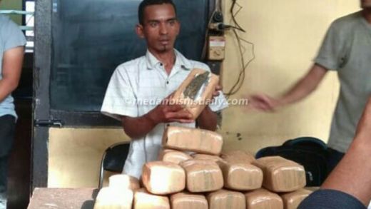 Mengaku Putus Asa, Pengangguran Ini Tertangkap Tangan Bawa 21 Bal Ganja Asal Aceh