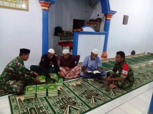 Usai Melaksanakan Sholat Isya Berjama’ah, Satgas Tmmd Ke-108 Berikan Bantuan Kitab Suci Al-Quran